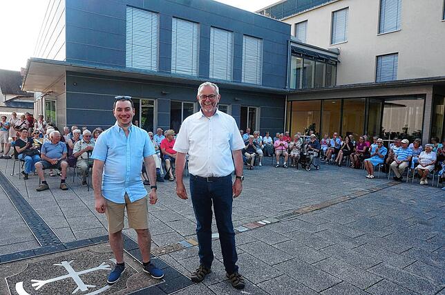 Freude über gelungenes Glockenkonzert: Glockenkomponist Tobias Jakob (links), Pfarrer Ulrich Sickinger und Zuhörer nach dem ...