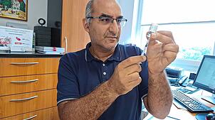Atilla Akinlini zieht in seiner Praxis am Obertor eine Spritze mit dem Präparat Botulinumtoxin auf. Der 44-Jährige behandelt die Falten ...