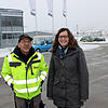 Lena Hettich vom Standortmarketing begrüßt den Fahrer des Eisbahnboden-Transporters. Bild: Reiner Baltzer