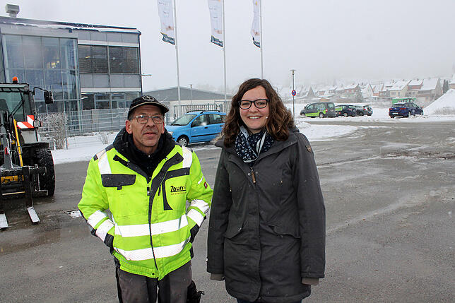Lena Hettich vom Standortmarketing begrüßt den Fahrer des Eisbahnboden-Transporters. Bild: Reiner Baltzer
