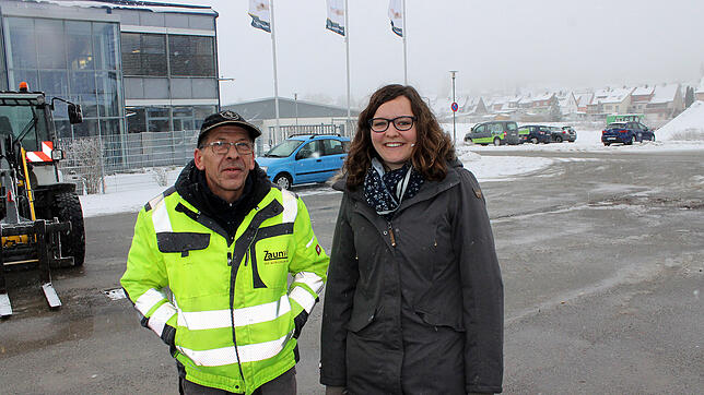 Lena Hettich vom Standortmarketing begrüßt den Fahrer des Eisbahnboden-Transporters. Bild: Reiner Baltzer