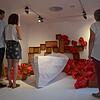 Vernissagebesucher vor einer Installation von TO Helbig und Till Daus in der Stadtgalerie. Die Ausstellung widmet sich dem Thema ...