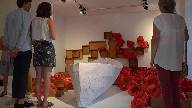 Vernissagebesucher vor einer Installation von TO Helbig und Till Daus in der Stadtgalerie. Die Ausstellung widmet sich dem Thema ...