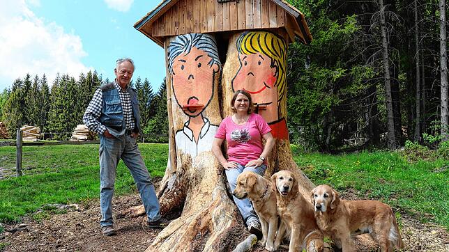 Natur und Kunst &ndash; eine Gemeinschaftsproduktion von Erhard Strittmatter und Frauke Zimmermann für neue Bienenvölker, zwischen Wald ...