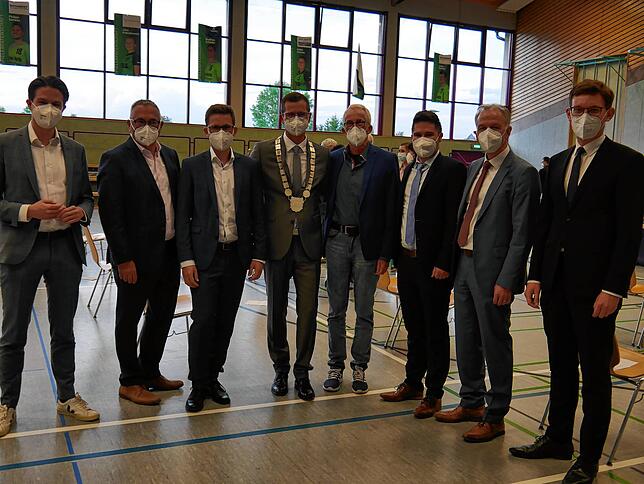 Unter neuen Kollegen: Patrick Stärk (mit Amtskette) zwischen den Bürgermeistern Marian Schreier (Tengen), Alt-Bürgermeister Hans-Peter ...