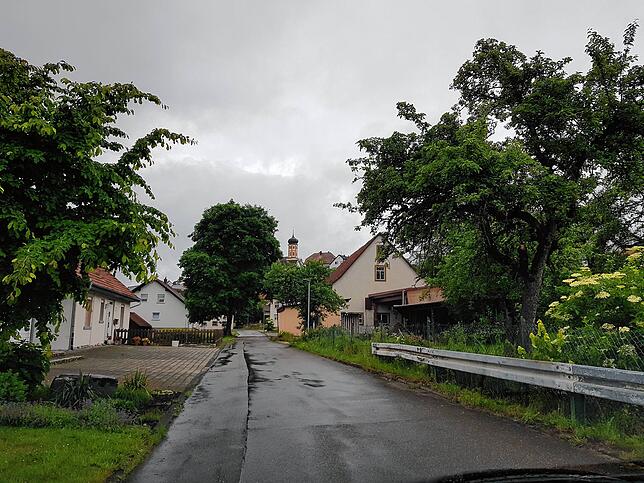 Die Alte Pfarrstraße muss demnächst im offenen Verfahren saniert werden. Der Kanal befindet sich in der höchsten Schadensklasse. Für die ...