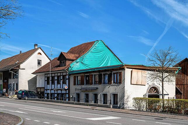 Die „Krone“ ist derzeit mit einer Plane abgedeckt. Der Dachstuhl soll für eine Million Franken wieder aufgebaut werden.
