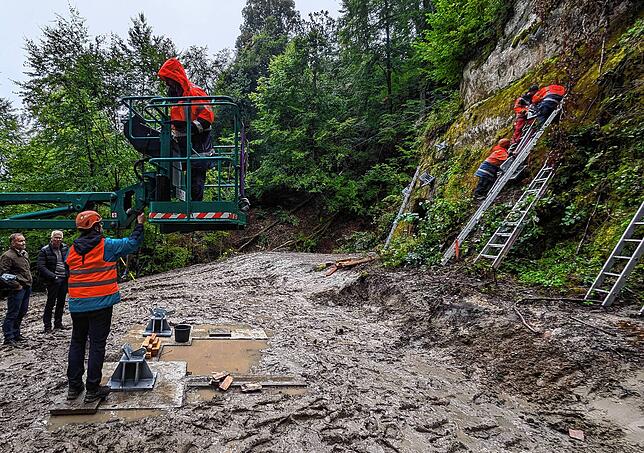 Der Regen erschwert die Arbeiten. Nur auf dem Fundament steht man völlig trittsicher.