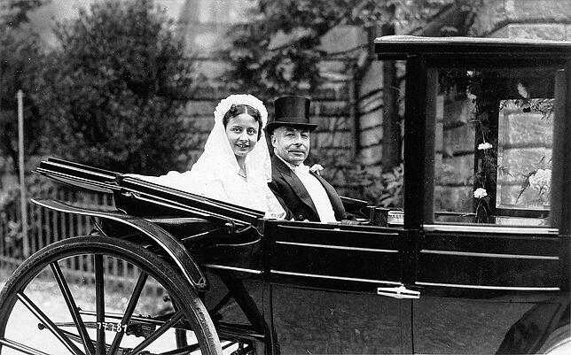 Anton Denk und Claire Herzog feiern 1936 Hochzeit. Das Bild zeigt das Braupaar in der Hochzeitskutsche.