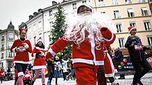 Weihnachtlich verkleidete Läufer nehmen jedes Jahr am traditionellen Weihnachtslauf durch die Altstadt von Lausanne teil.