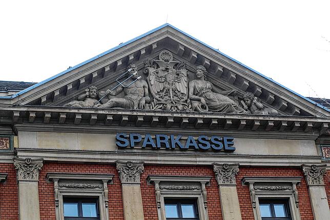 (Archivbild) Das Fries am Hauptportal zeigt Neptun als Gott der (elektromagnetischen) Wellen. Eine Postgöttin ist ebenfalls zu sehen und ...