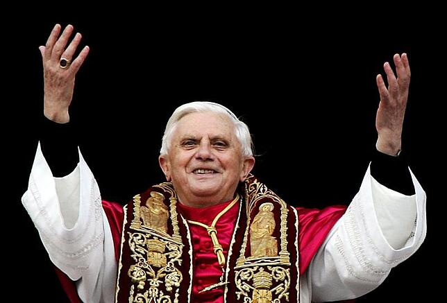 Die Überraschung: Am 19. April 2005 wählten ihn die Kardinäle zum Papst. Acht Jahre lang übte er das Amt aus.