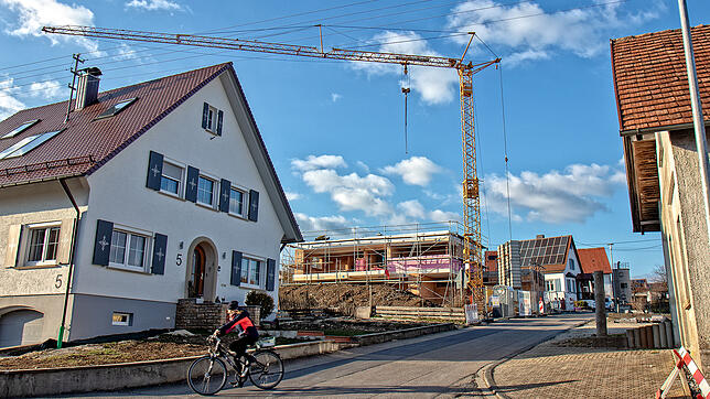 Das Auffüllen von innerörtlichen Baulücken mit modernen Wohnbauten, wie hier in der Ortsmitte von Thalheim, gehört zu den ...