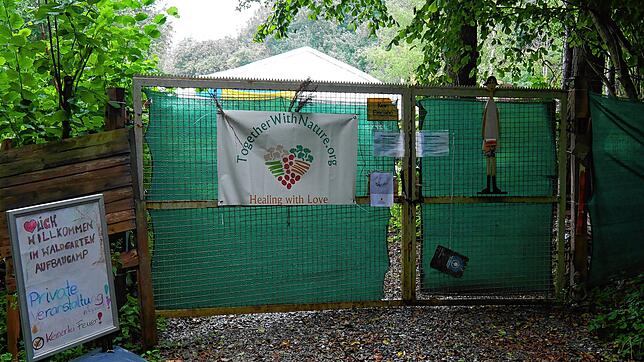 Hinter diesem Tor soll der Waldgarten im Bereich Dietsche entstehen. Eigentlich war eine Eröffnung im kommenden Jahr geplant, nun ruhen ...