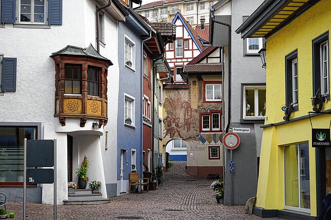 Verwinkelte Gassen, urige Erker: In Tiengens Altstadt verstecken sich Schätze wie das Haus Schnitzer mit seinem Rundbogen-Durchgang in ...