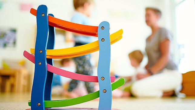(Symbolbild) fast überall gibt es zu wenige Betreuungsplätze für Kinder. Sogenannte Kindertagespflegeeinrichtungen können das Problem ...