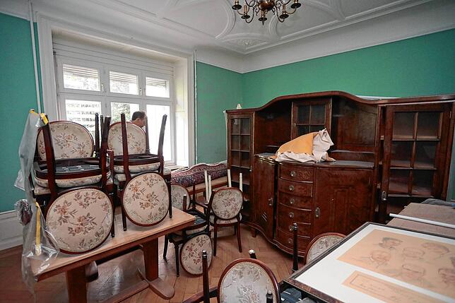 Das grüne Zimmer wird zum klassischen Besprechungsraum mit fest installierten Möbeln wie einem großen Tisch. Der Raum kann auch von ...