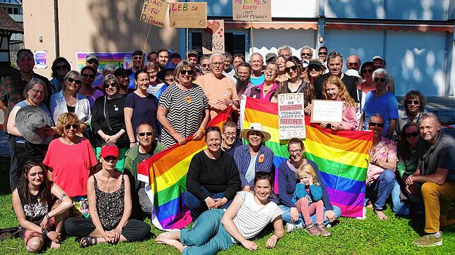 Bei einer Mahnwache am Muttertag in Wangen sprechen sich Demonstranten für ein AfD-Verbot aus.