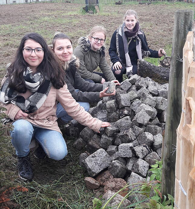 Auf einem Grundstück in Laufenburg-Hochsal legen Schüler der Rudolf-Graber-Schule Bad Säckingen eine Wildblumenwiese an. Vertreterinnen ...