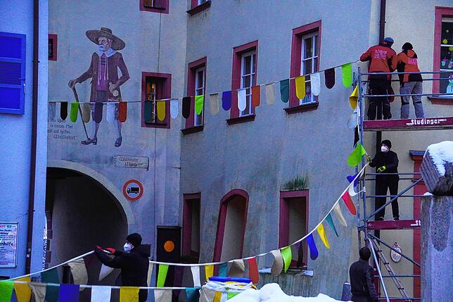 Fasnachtsgrüße auch in Corona-Zeiten vermittelt die von der Narro-Zunft in Waldshut aufgehängte Dekoration.