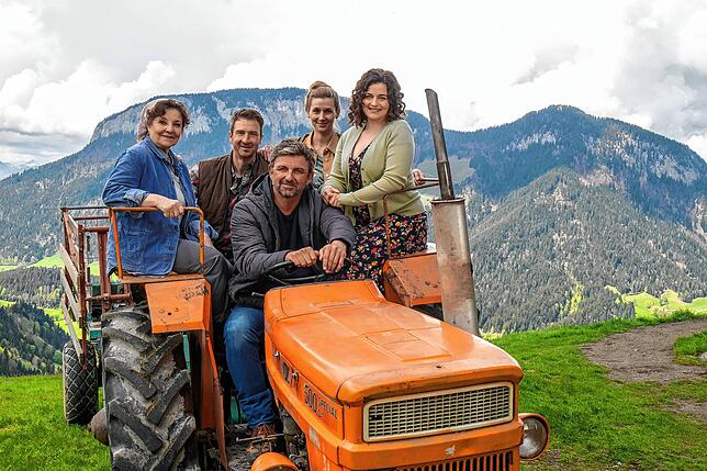 Sie stehen dem „Bergdoktor“ Martin Gruber (Hans Sigl, Mitte) zur Seite: Lisbeth (Monika Baumgartner, hinten von links), Hans ...