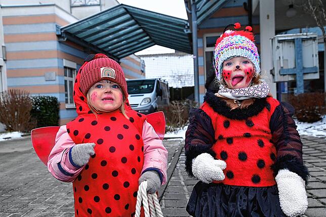 Emilie (links) und Linda sind zwei süße Marienkäferchen.
