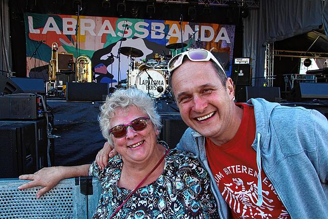 (Fast) zufällige Begegnung, aber riesige Freude: Für Karin Pochert ist es das 162. Konzert der LaBrassBanda. Da nimmt es wenig Wunder, ...