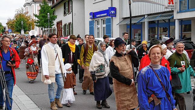Groß war die Zahl der Teilnehmer am Freiheitszug vom Dorfplatz in Hilzingen zur Burg nach Riedheim, hier beim Start in Hilzingen.
