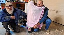 Ein kleines bisschen spicken: Steinmetz Rainer Faigle (links) und Glonki-Vatter Günther Reichenberger mit der Brunnenfigur. Die ...