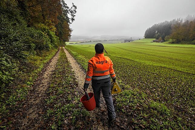 PRODUKTION – 06.11.2024, Schweiz, Stadel: Seraina Kauer, Hydrogeologin und Fachspezialistin Raumplanung und Umwelt bei der Nagra, geht ...