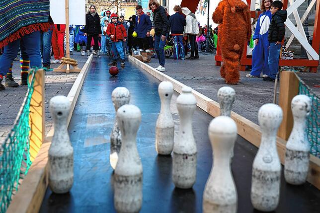 Für Kinder hatte der Jahrmarkt einiges im Angebot. Neben der sehr beliebten Garde-Rutsche konnte hier bei den Holzhauern gekegelt werden.