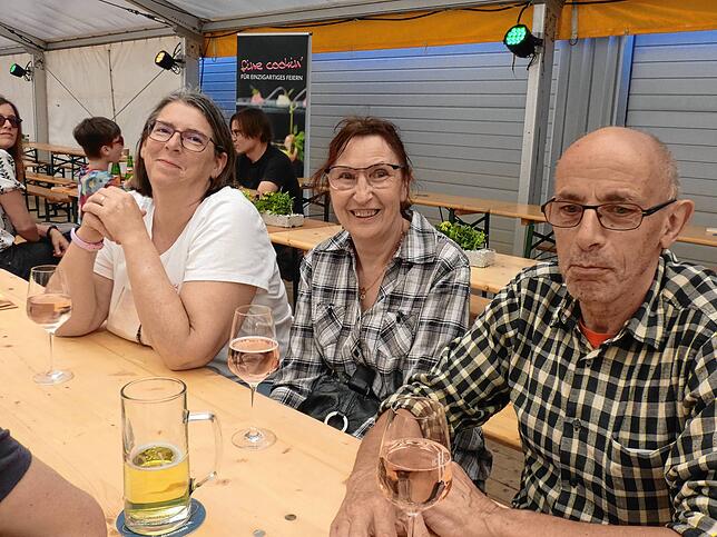 Bild 3: Bilder von der Jahrhundertparty im Festzelt mit Live-Acts und mega Stimmung