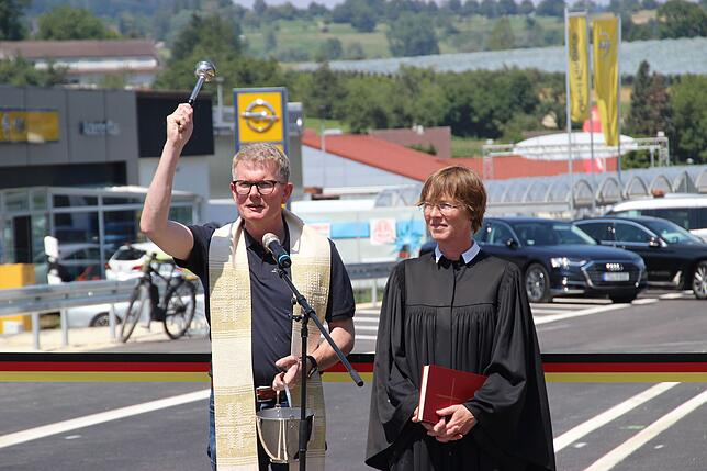 Den kirchlichen Segen für die neue Straße, die neue Nordumfahrung von Überlingen, spendeten Stadtpfarrer Bernd Walter und Dekanin Regine ...