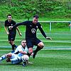 Der FV Tennenbronn (dunkle Trikots) und die SG Dauchinger/Weilersbach lieferten sich ein torreiches Bezirksliga-Spiel.