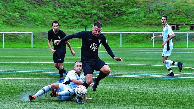 Der FV Tennenbronn (dunkle Trikots) und die SG Dauchinger/Weilersbach lieferten sich ein torreiches Bezirksliga-Spiel.