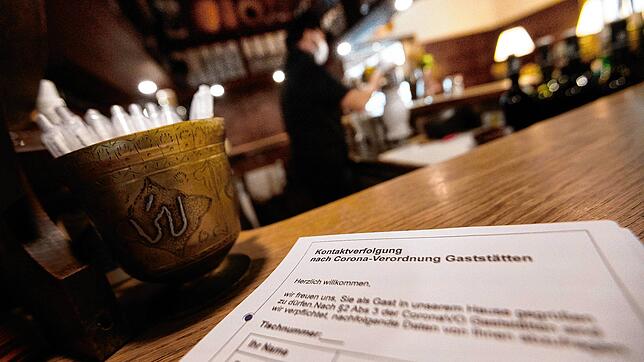 Bögen zur Kontaktverfolgung in Gaststätten nach der Corona-Verordnung. Der baden-württembergische Gesundheitsminister Lucha betonte die ...