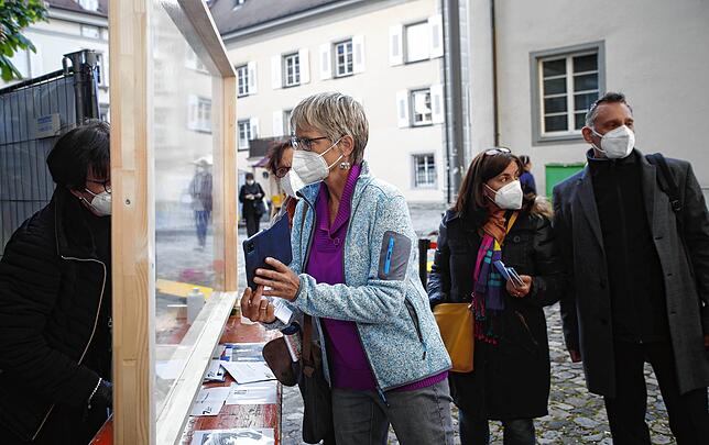 Am Einlass am Münsterplatz muss Gisela Kusche auch Kontaktdaten hinterlegen.