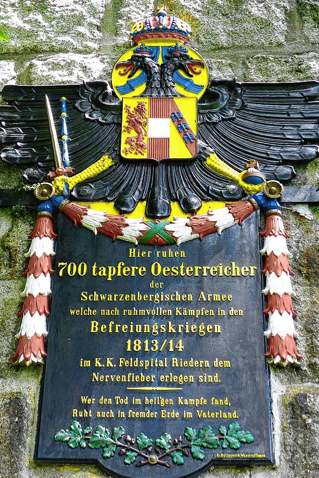 Die Gedenktafel am 1962 restaurierten Denkmal.