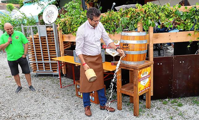 Bürgermeister Ralph Gerster brachte das Bier problemlos zum Sprudeln und Patrick Blender (links) moderierte das Anzapfen.