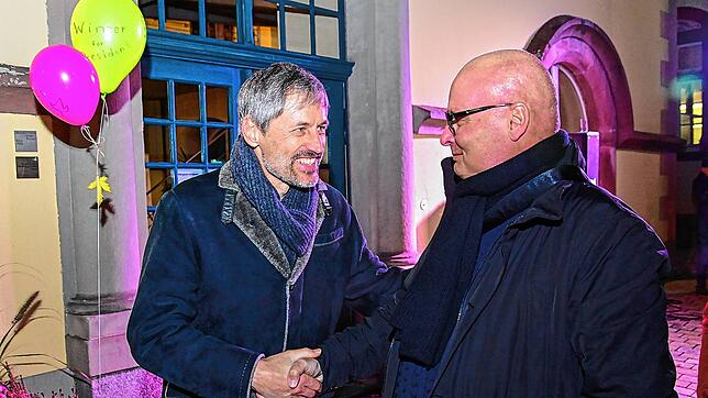 Sie sind jetzt Amtskollegen: St. Georgens Bürgermeister Michael Rieger gratuliert Marc Winzer (links) zu seinem Wahlsieg. Ab 1.Februar ...