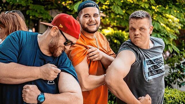In der Pfalz trifft Torsten Münch (links), Teilnehmer der Abnehm-Show &bdquo;Leben leicht gemacht&ldquo; aus VS-Pfaffenweiler, andere ...