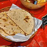 Naan ist eine Brotsorte, die in Südasien, Zentralasien, Vorderasien und Ostasien gegessen wird. Es hat eine flache, fladenartige Form, ...