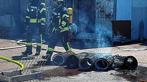 Die Filterpatronen der Absauganlage sind von den Feuerwehrmännern ausgebaut und ins Freie gebracht worden.