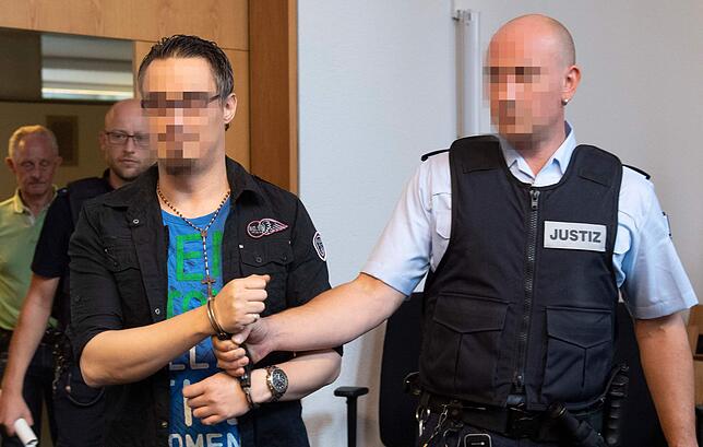 Christian L. wird in den Gerichtssaal geführt.