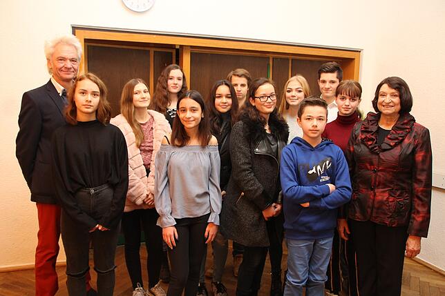 Realschüler, die beim Englisch-Wettbewerb "The Big Challenge" und beim 65.Europäischen Wettbewerb mitgemacht haben, links Kunsterzieher ...
