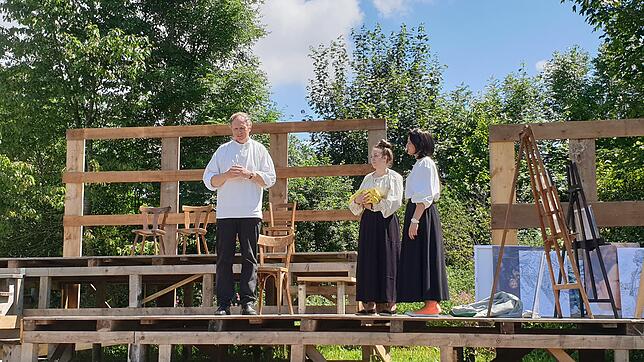 Die Theaterspieler des Hüfinger Sommertheaters proben erstmals in Kostümen.