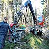 Michael Kleiser aus Unterbränd, pilotiert den Harvester am Schellenberg. Daneben Jens Borchers, Leiter der Forstbetriebe Fürst zu ...