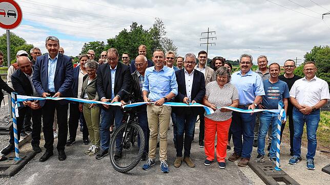 Mit dem Schnitt von Ortsvorsteher Bernd Bucher, Bürgermeister Detlev Bührer, Ortsvorsteherin Diana Kern-Epple, Oberbürgermeister Jürgen ...