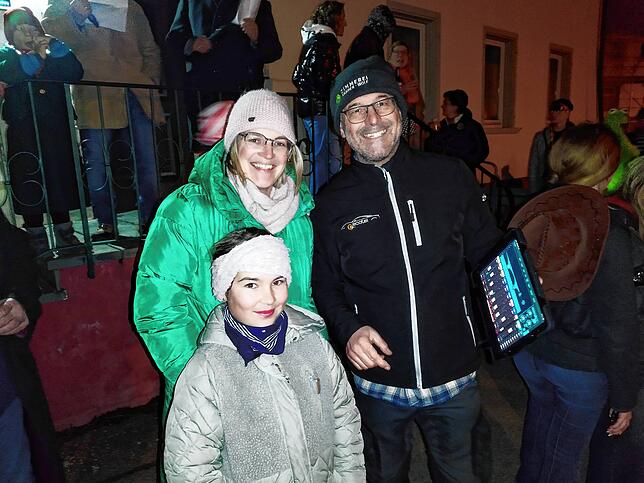 Bild 15: In Pfohren sind die Narren los. Burghexen locken mit Hexen-Teufel-Warzen-Spektakel die Besucher an.