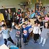 Die Kinder der Hort-Betreuung an der Jakob-Gretser-Schule mit den Betreuerinnen Tatjana Schön, Renate Dummel und Praktikantin Antonia ...